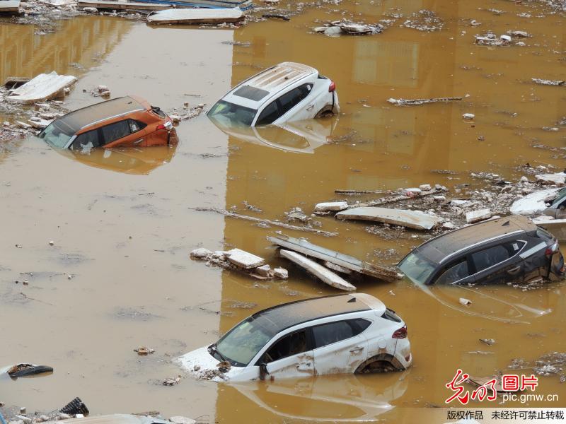 西宁降雨致停车场百台新车被淹 场面似灾难大片