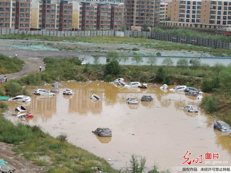 西宁降雨致停车场百台新车被淹 场面似灾难大片