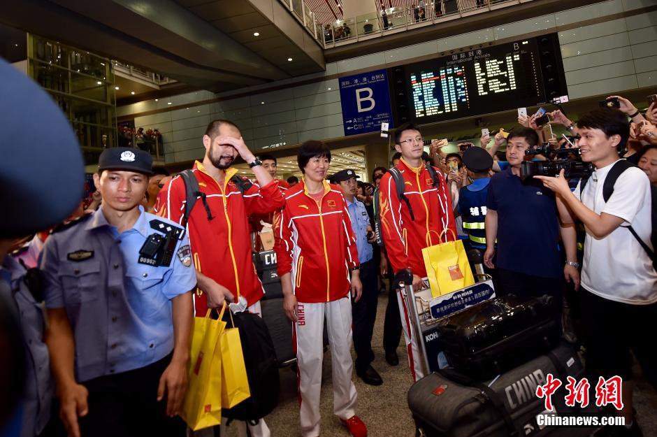     中国女排抵达首都机场 粉丝潮水般涌上夹道迎接