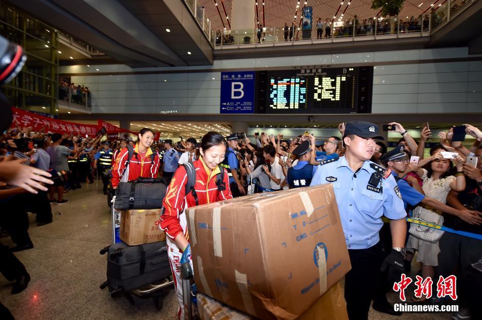     中国女排抵达首都机场 粉丝潮水般涌上夹道迎接