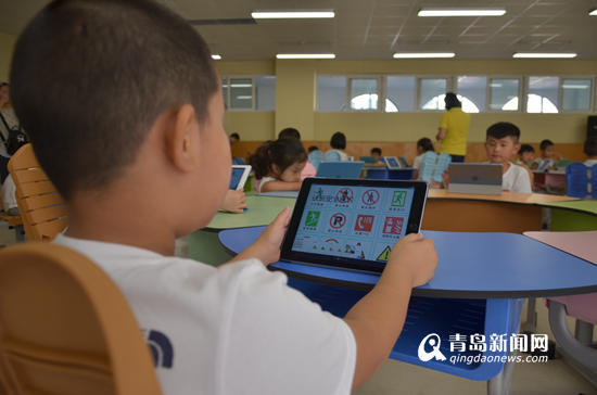 开学就玩高科技 李沧中小学配上电子书包教室
