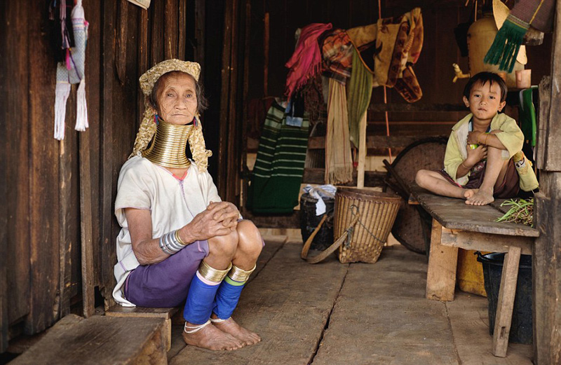 缅甸克耶邦女性脖戴黄铜圈 以颈长为美