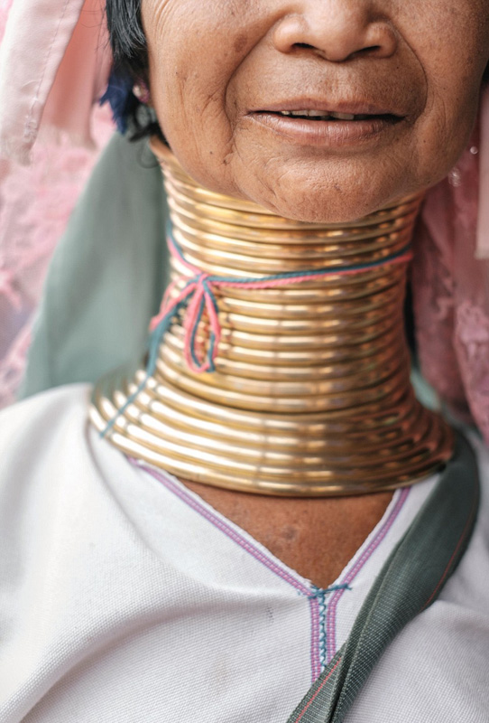 缅甸克耶邦女性脖戴黄铜圈 以颈长为美