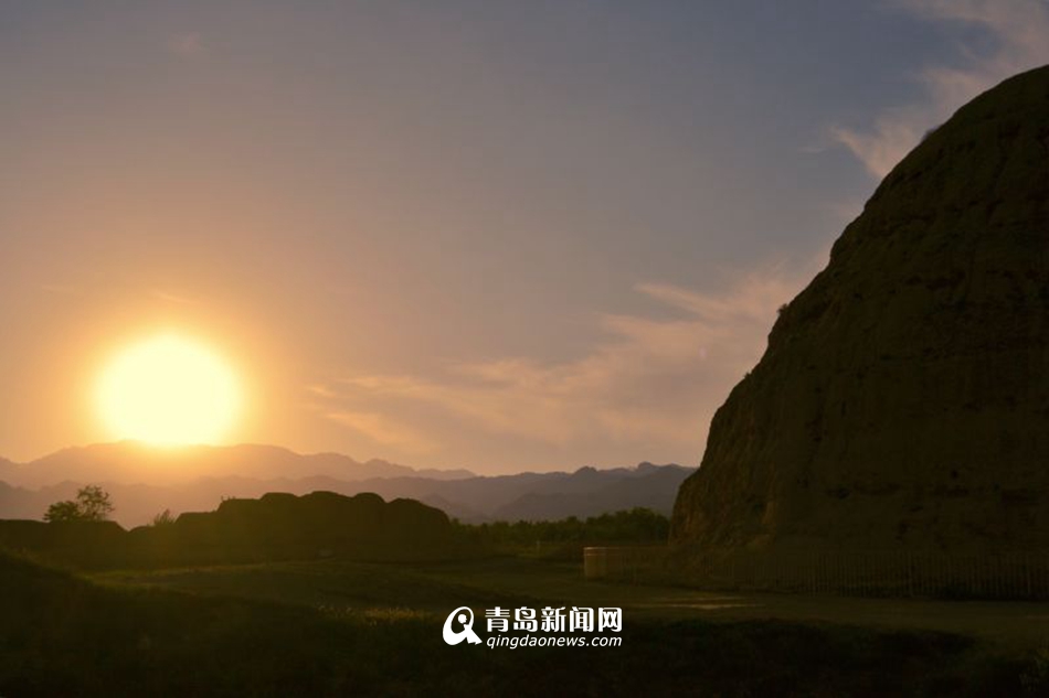 高清:夕阳下的西夏陵 雄浑贺兰山麓的神秘存在