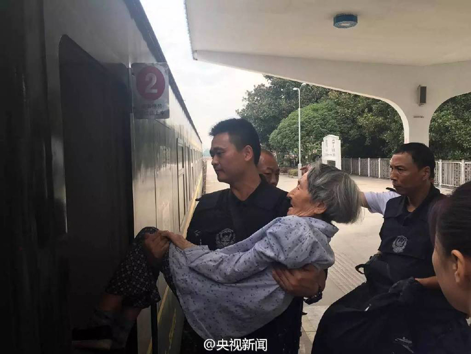 特警抱80岁老奶奶狂奔 只为让她赶上火车【7】