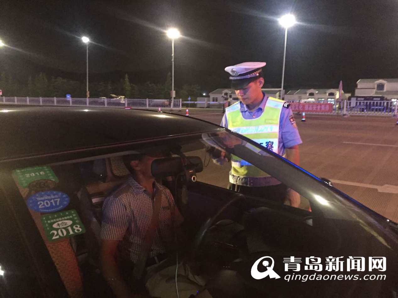 青岛曝光26名酒司机 男子酒驾遇交警倒车就跑