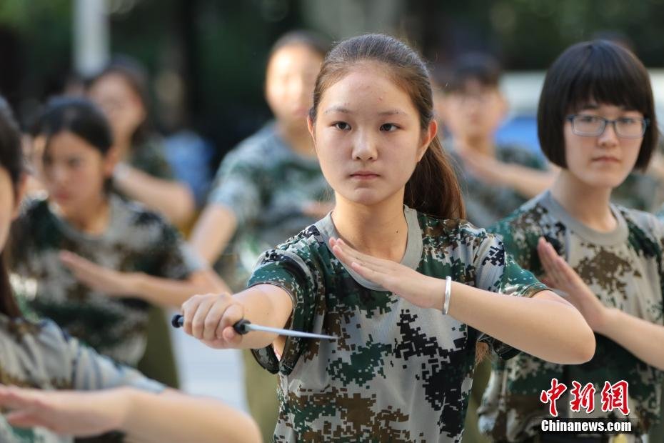 郑州大学军训设女子匕首连女神秒变女汉子