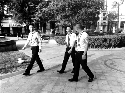 近年来，朝阳群众这个神秘的组织曾多次提供重大线索，帮助警方破获了多起明星吸毒等大案、要案。近日，一批朝阳群众佩戴着特殊的红袖标公开亮相街头，吸引了不少人的注意。北京青年报记者了解到，红色袖标是劲松派出所民警设计的，而佩戴袖标的人是劲松派出所通过培训选拔出来的朝阳群众。他们来自各行各业，在做好本职工作的同时，还将对周边环境密切关注，有可疑情况立即向警方反映。
