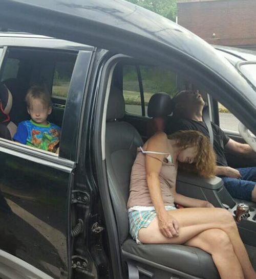 美国夫妻嗑药过度飙车 后座4岁男孩被吓傻