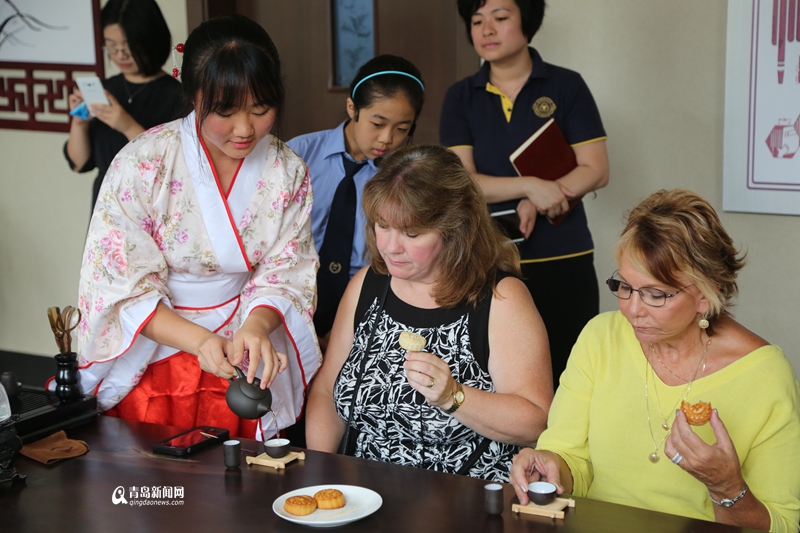 高清:品茶道练太极 美国校长来青体验中国文化