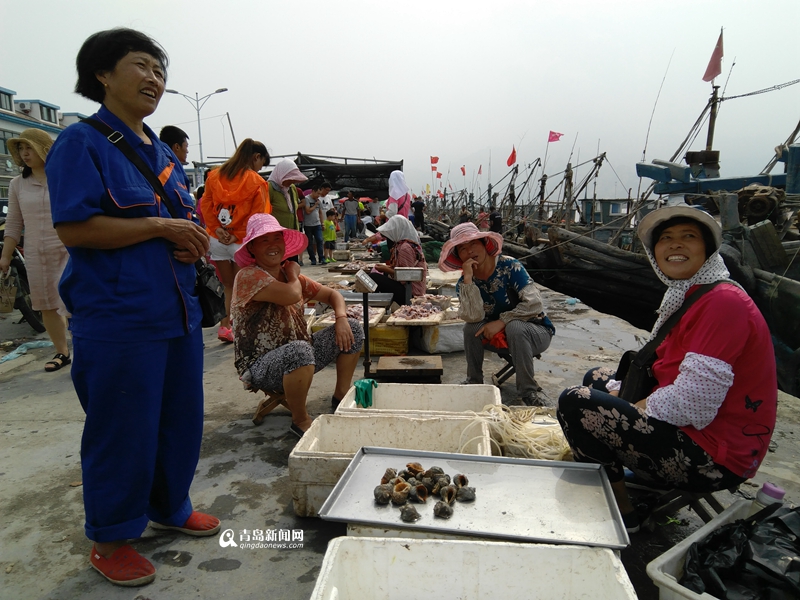 高清:中秋佳节海鲜市场火爆 海捕蟹供不应求