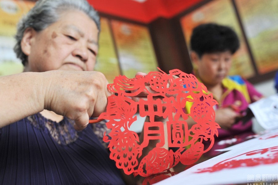 青岛八旬老人高蔼云通过剪纸形式，庆贺中国的传统节日“中秋节”的到来。