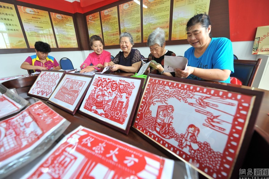 青岛八旬老人高蔼云通过剪纸形式，庆贺中国的传统节日“中秋节”的到来。
