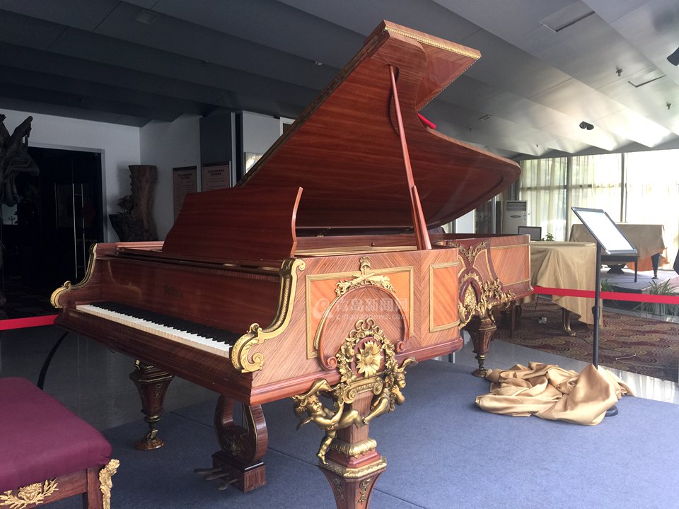 高清：青岛有个钢琴博物馆 藏有40余架古董钢琴