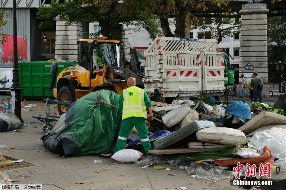 巴黎大批难民被转移 街头残留大量帐篷床垫