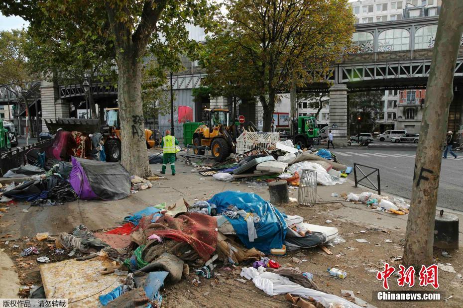 巴黎大批难民被转移 街头残留大量帐篷床垫