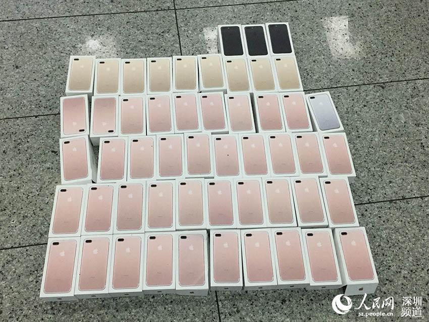 深圳海关一日查获400余台走私iPhone 7(图)