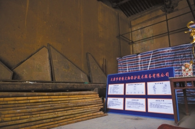 下寺大佛殿内，墙脚边随意搁置着12块残存壁画。