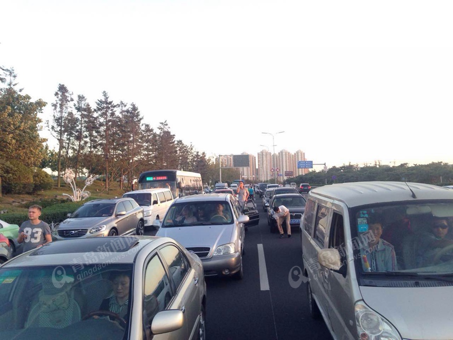 突发:胶州湾隧道发生事故大堵车 救援交警受伤