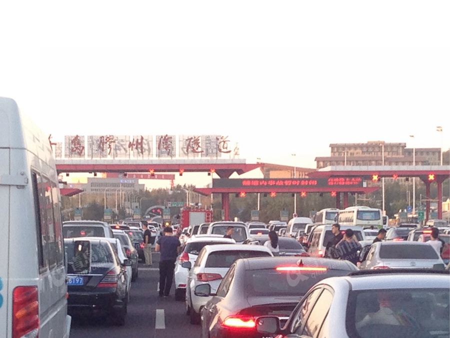 突发:胶州湾隧道发生事故大堵车 救援交警受伤