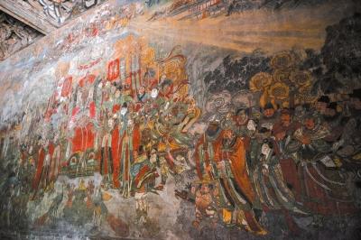 山西广胜寺女壁画师引争议 有人说她在毁文物