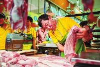 公职收入低难以维持生计 要从卖肉匠变成猪肉专家
