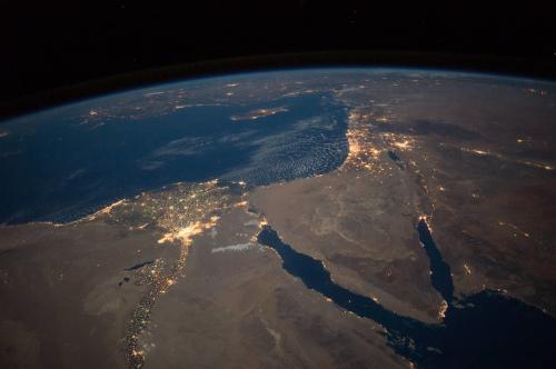 宇航员拍摄地球夜景：灯火辉煌灿烂 海水平滑如镜