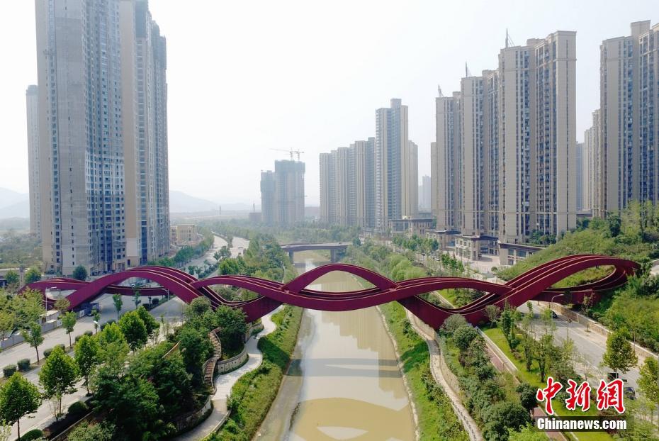 长沙中国结步行桥建成 如迷宫网友怕走丢
