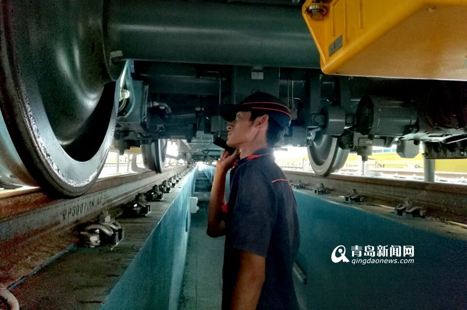 高清:揭秘地铁检修班组 车库如蒸笼高压电相伴