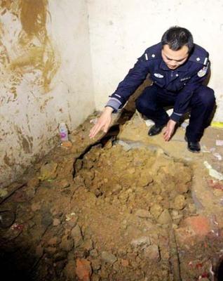 盗墓团伙自制避孕套炸药包 挖41米地道盗古墓