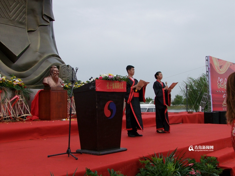 高清:大沽河畔建成巨幅孔子雕像 千人齐诵论语