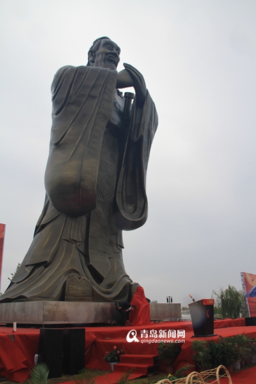 高清:大沽河畔建成巨幅孔子雕像 千人齐诵论语