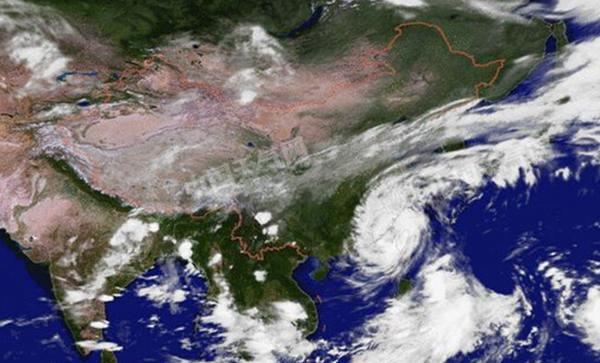 台风“鲇鱼”登陆前后的卫星云图。
