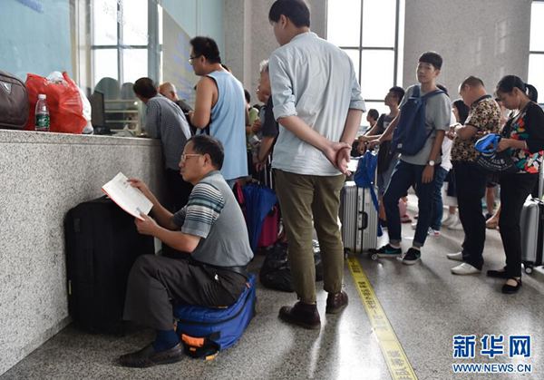 27日，旅客在福州火车站退票改签窗口前排队等候。（图片来源：新华网）