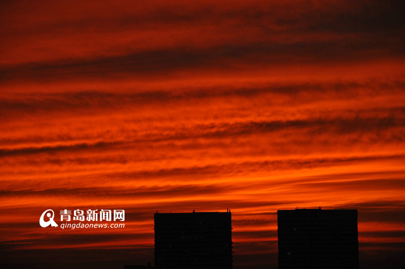 高清：青岛又来刷屏了 绝美火烧云映红天际