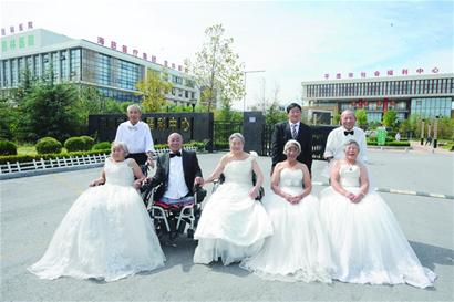 四对老人拍婚纱照 92岁奶奶变最美新娘惊艳全场