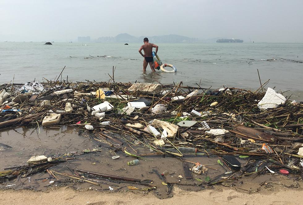 台风后厦门迎最冷黄金周 游客在垃圾中游泳