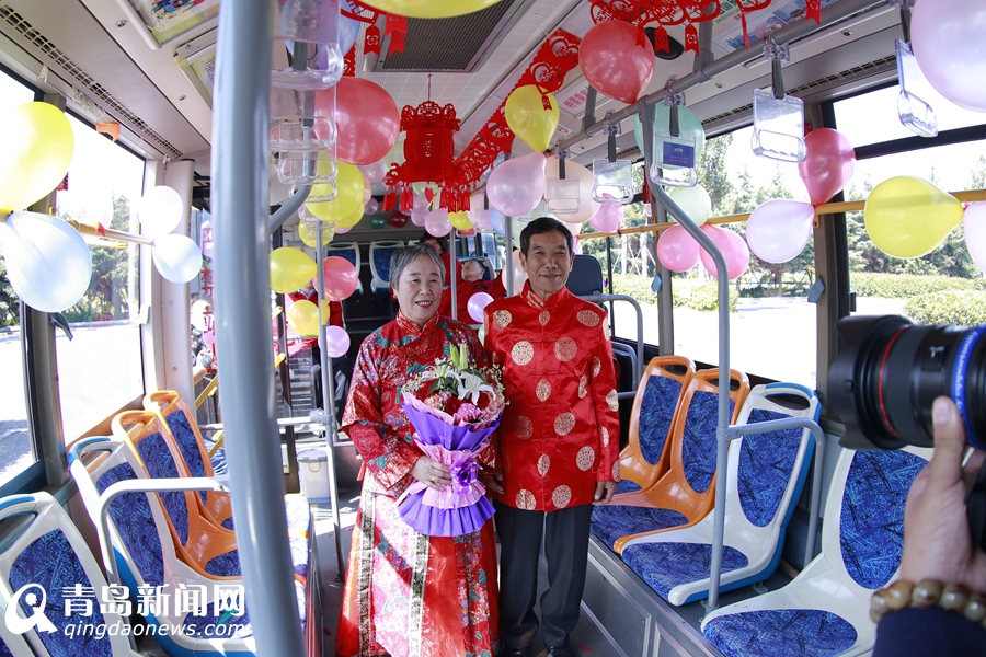 高清:青岛公交司机带父母车厢内补拍婚纱照