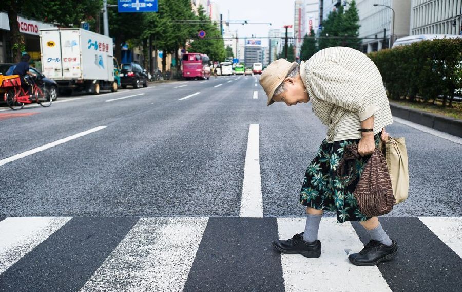 日本老龄化严重 八九十岁老人仍外出打工(图)