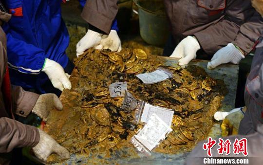 图为此前从刘贺墓中发掘出的大量金饼。(资料图) 郭晶 摄