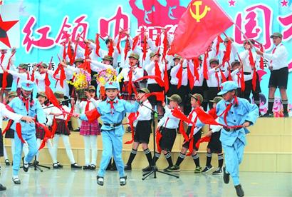 青岛多所小学开展主题队会活动 庆祝建队67周年
