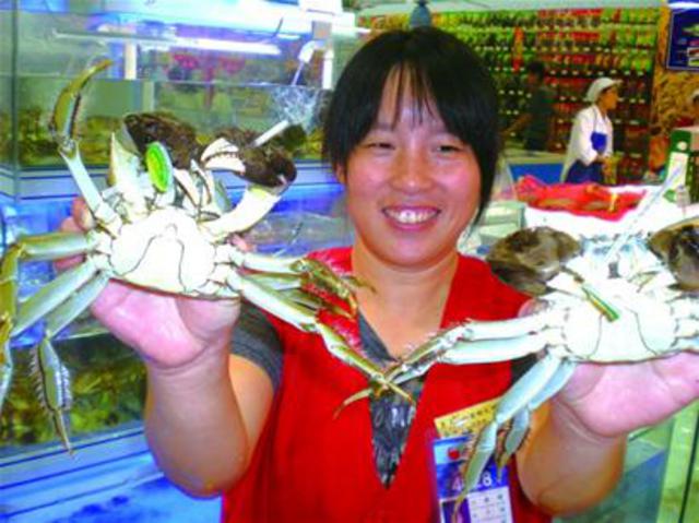 大闸蟹大量进入青岛市场 价格较九月份降三成