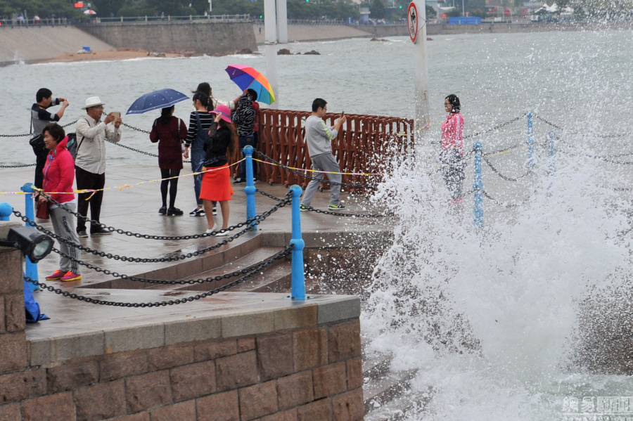 图:青岛海边天文大潮 掀起十几米巨浪惊涛拍岸