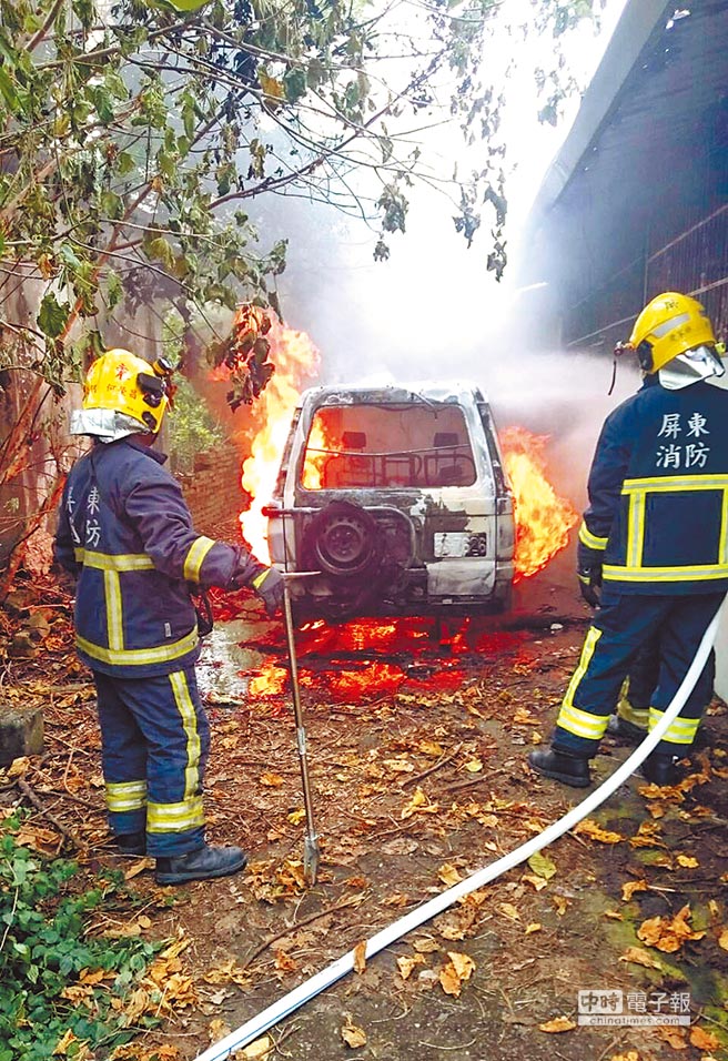 消防队将火势扑灭后，在车内副驾驶座发现一具焦尸。（图片来源：台湾“中时电子报”）