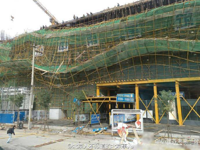 北京广渠路建筑工地脚手架坍塌 有车被钢管扎穿