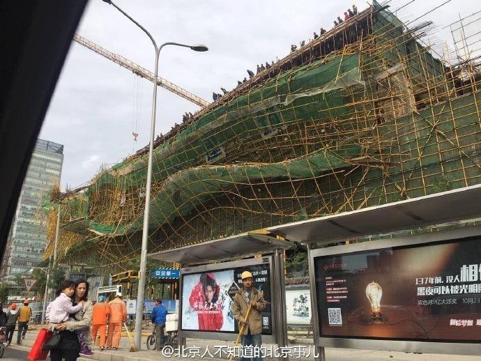 北京广渠路建筑工地脚手架坍塌 有车被钢管扎穿