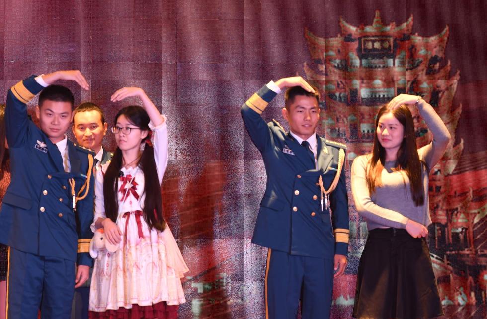 武汉军营遭遇爱情攻势 500名女青年争当军嫂