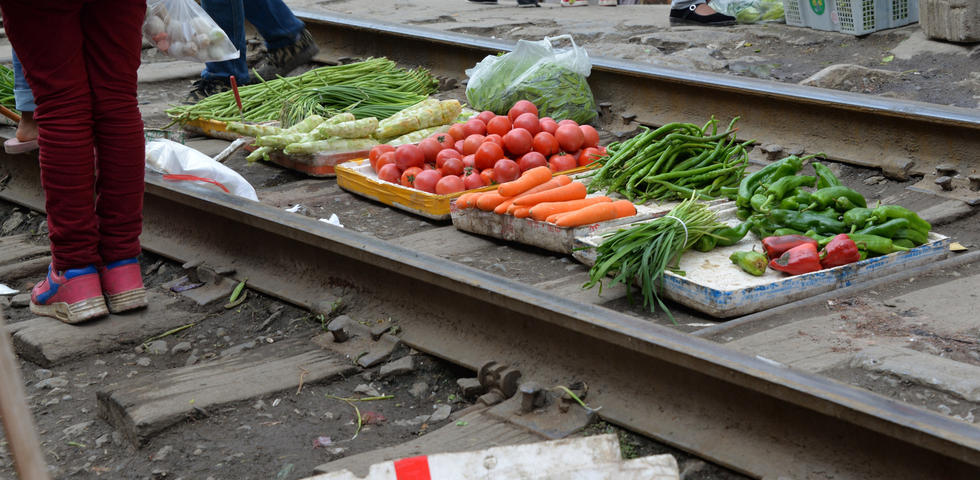 贵州遵义“铁路菜市”：火车直接从菜摊上开过