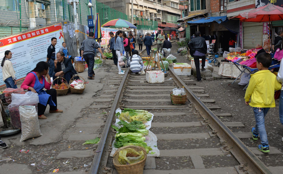 贵州遵义“铁路菜市”：火车直接从菜摊上开过