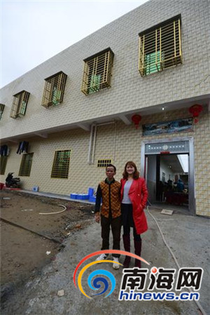 黄家光和当时的女友，后面是他刚建成的新房。本组图由记者陈卫东摄
